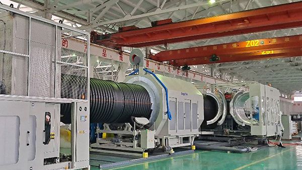 Компания ZhongyunTech успешно провела испытания линии ZC-2000H для производства двустенных гофрированных труб из полиэтилена высокой плотности SN8 диаметром 1400 мм.